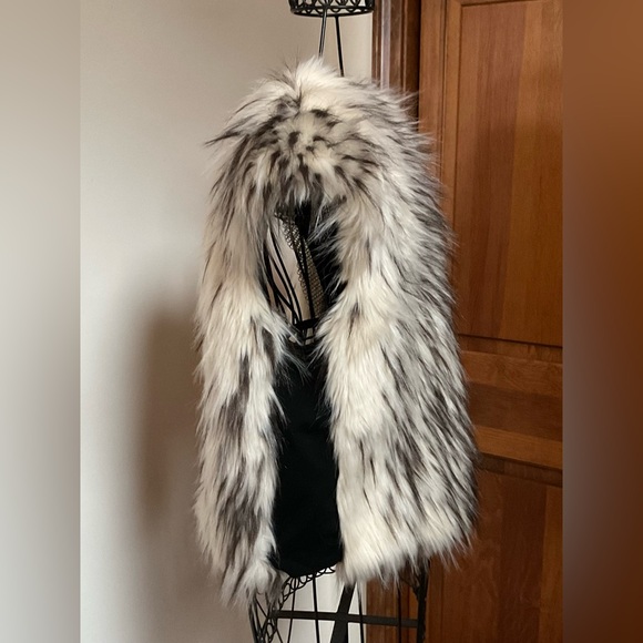 Twelfth Street By Cynthia Vincent, faux fur vest, Medium - Picture 8 of 11